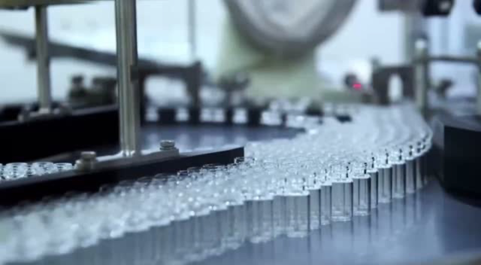 Linea di riempimento di fiale in un ambiente laboratoriale controllato.